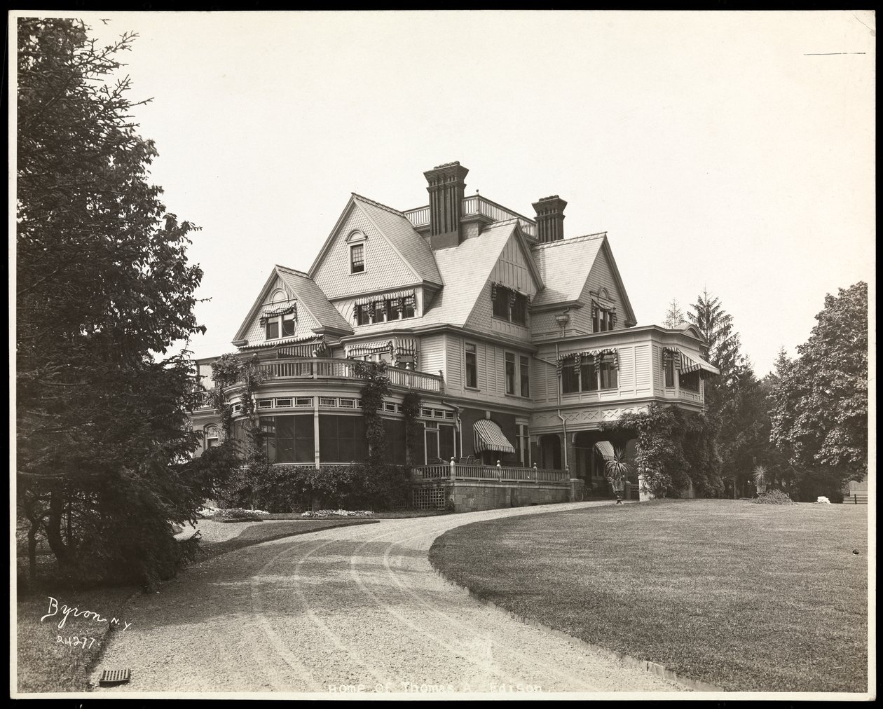 Das Zuhause von Thomas Edison, 1920 (Silbergelatineabzug) von Byron Company