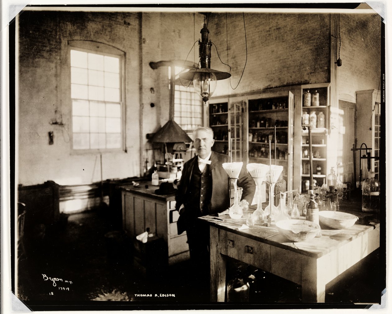 Thomas Edison in seinem Labor, 1920 von Byron Company