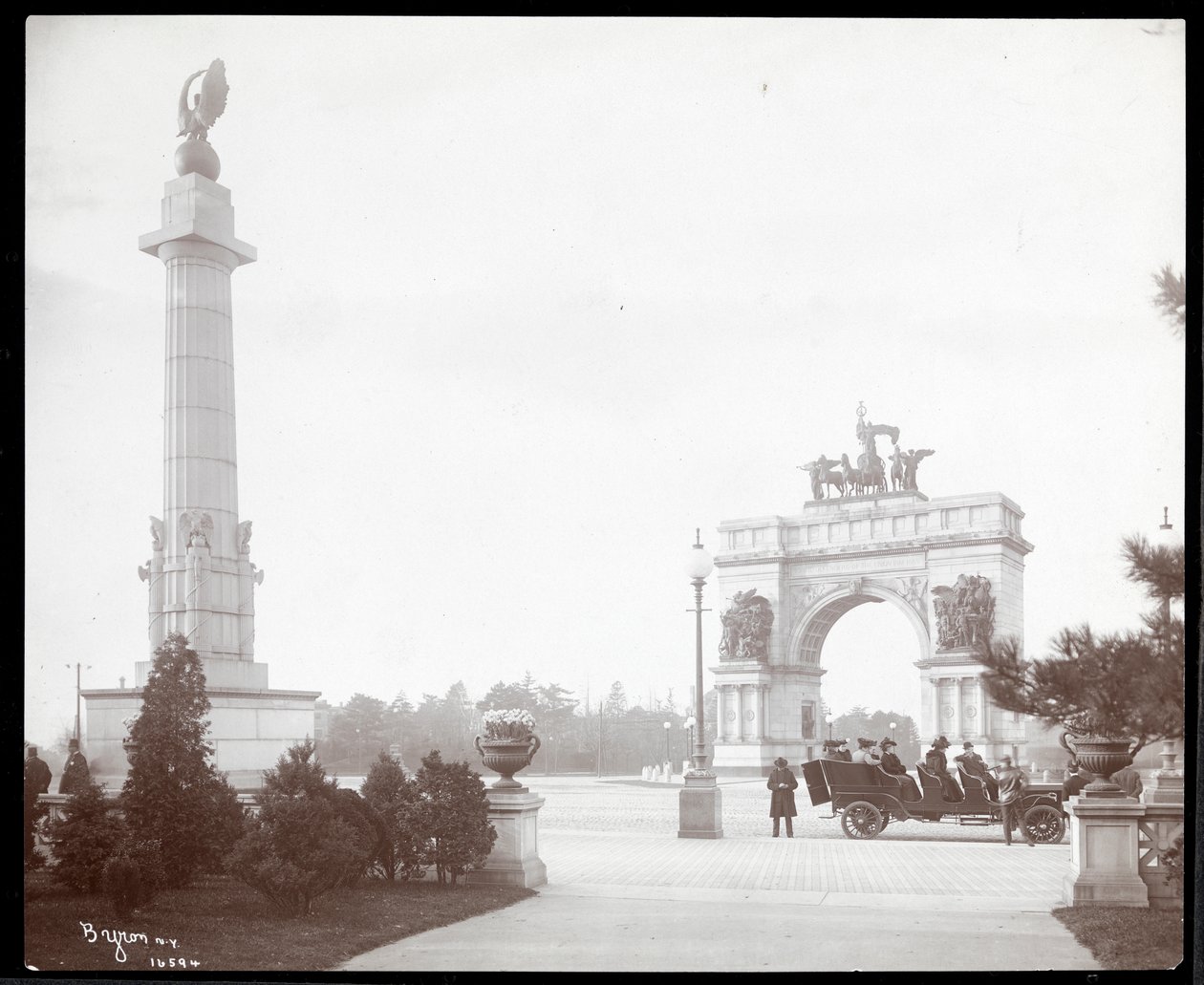Ansicht einer Pferdekutsche am Eingang zum Prospect Park, Brooklyn, 1903 von Byron Company