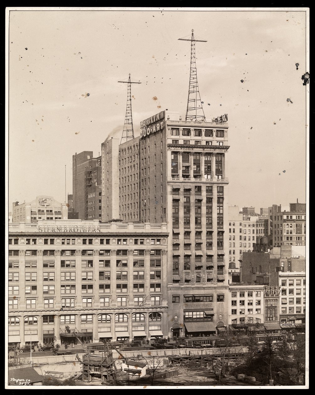 Blick auf das Aeolian-Gebäude über den Bryant Park, 29 West 42nd Street, New York, 1924 von Byron Company