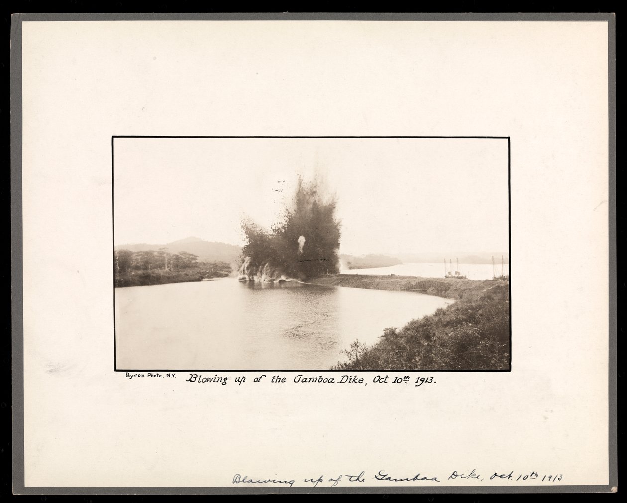 Ansicht der Explosion bei der Sprengung des Gamboa-Damms während des Baus des Panamakanals, 10. Oktober 1913 von Byron Company