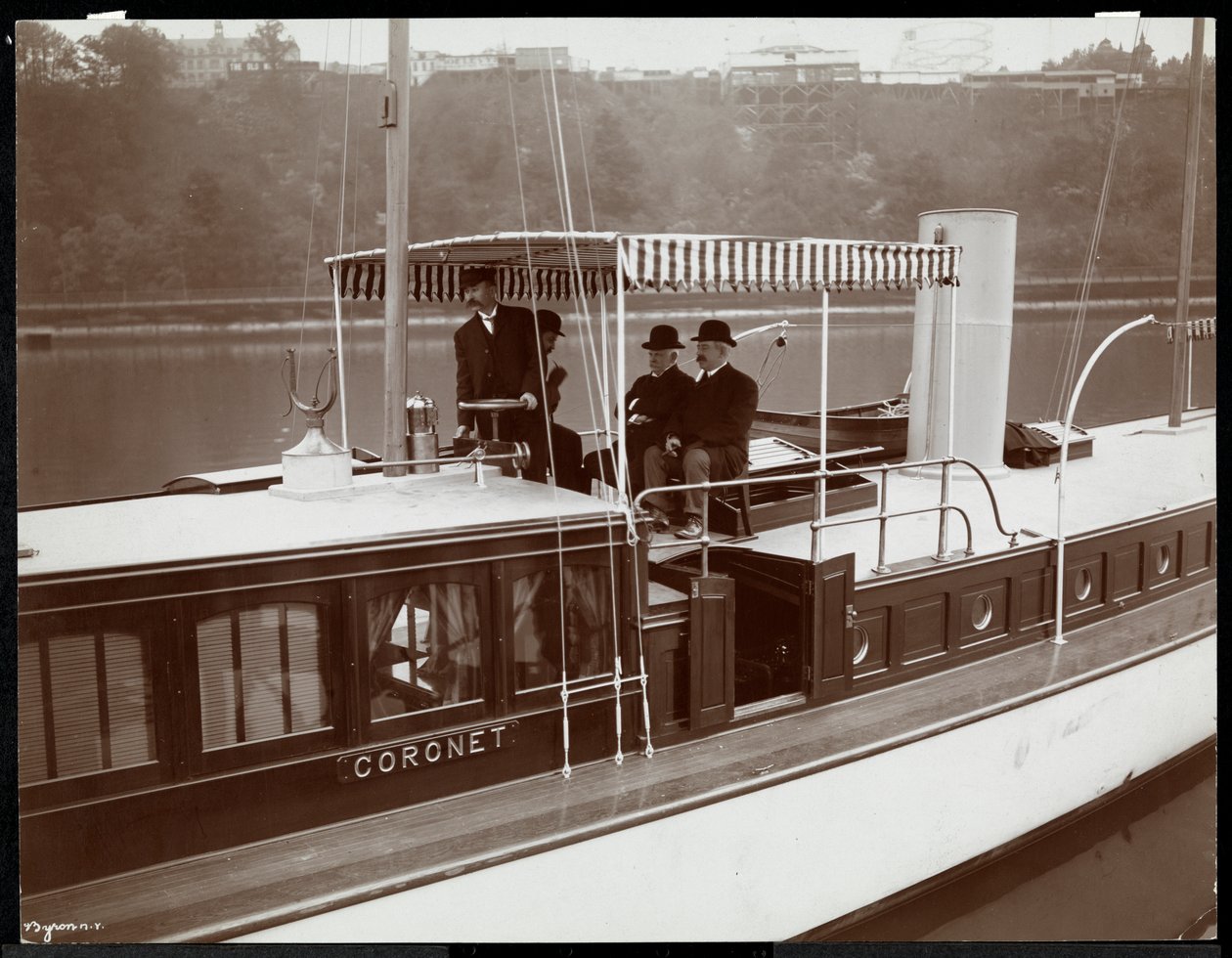 Ansicht der Yacht Coronet des New York Yacht, Launch und Engine Co. am Harlem River, New York, 1905 von Byron Company