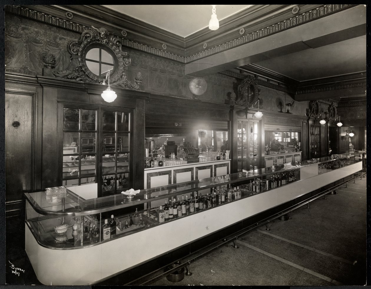 Eine Bar im Robert Treat Hotel, Newark, New Jersey, 1916 von Byron Company