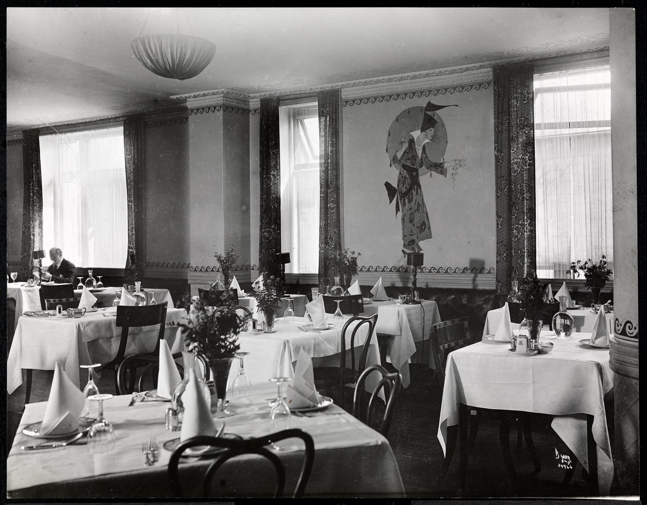 Ein Speisesaal im Hotel Majestic, 1916 oder 1917 von Byron Company