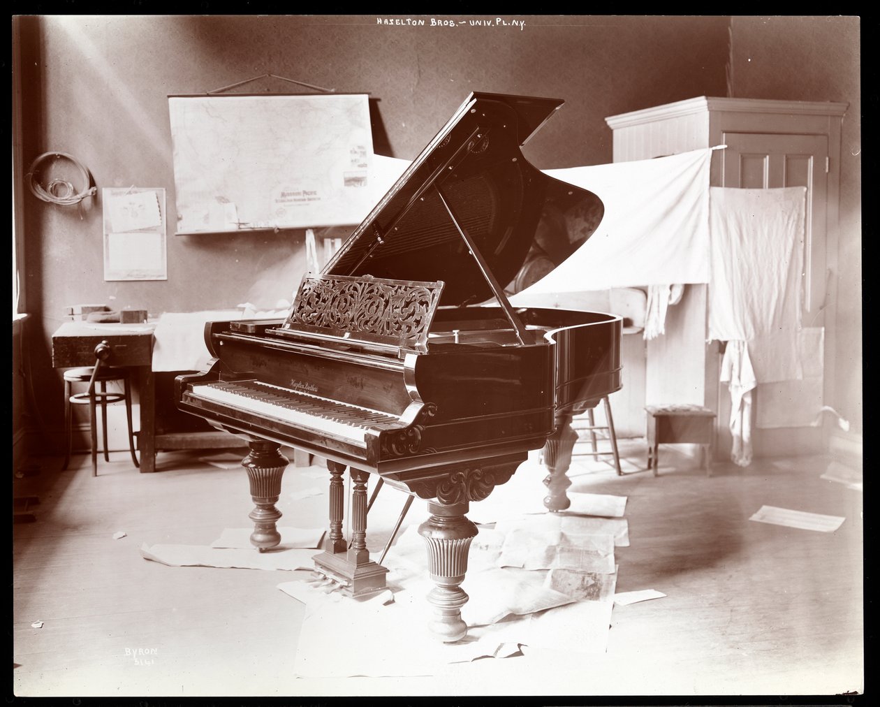 Ein Klavier der Hazelton Brothers Piano Co. an der University Place, New York, 1898 von Byron Company