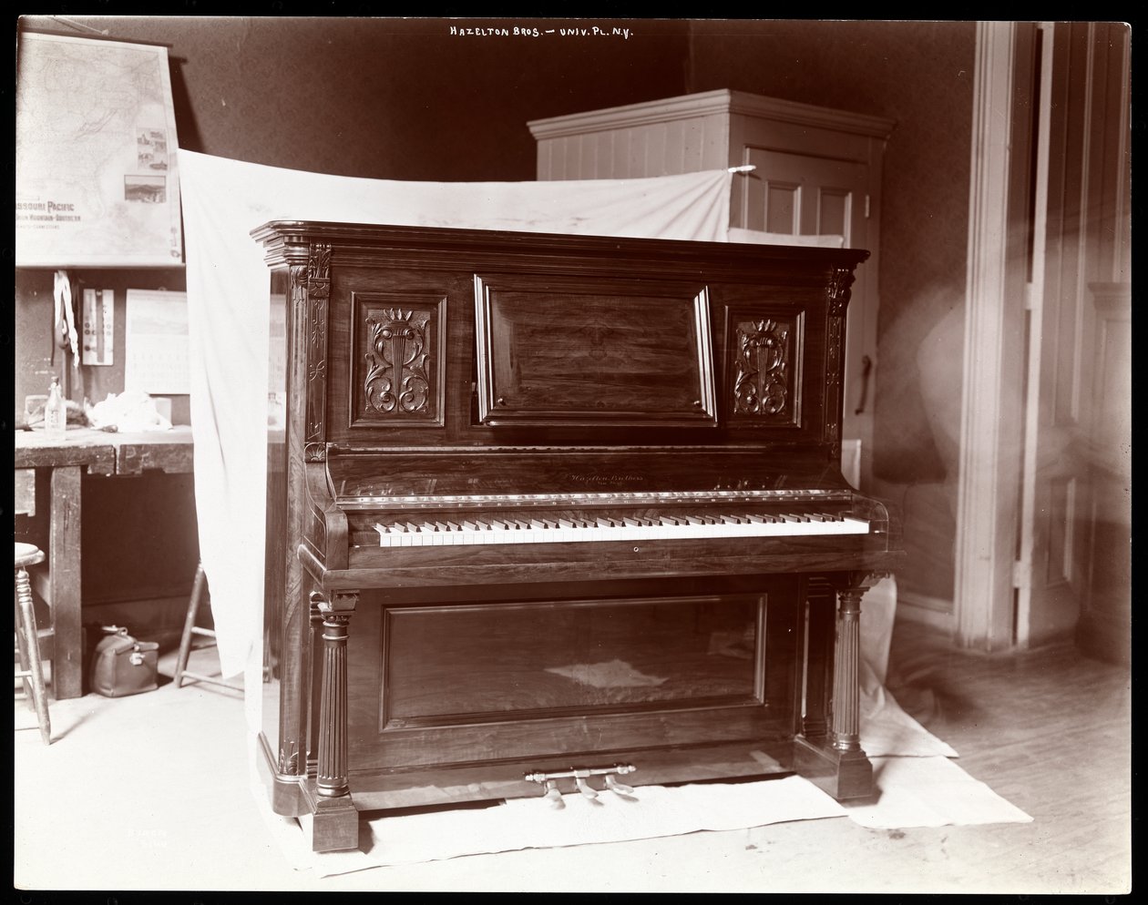 Ein Klavier der Hazelton Brothers Piano Co. an der University Place, New York, 1898 von Byron Company