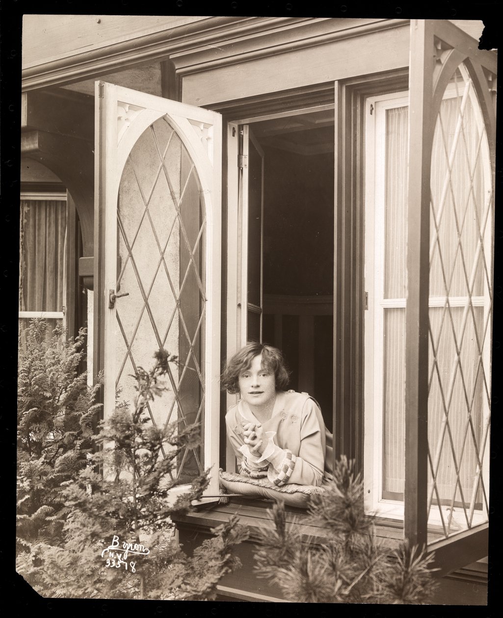 Anne Murdock zu Hause, ca. 1915 von Byron Company