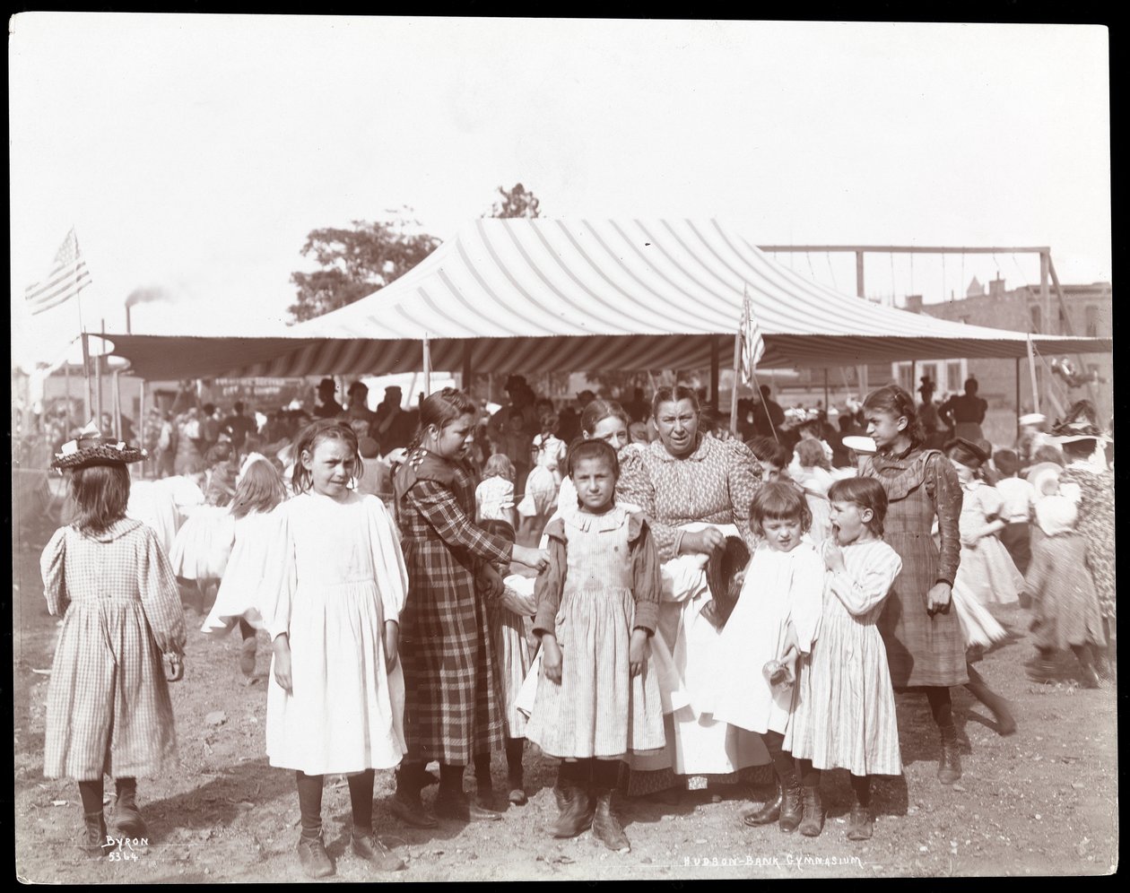 Gruppe von Mädchen und einer Frau im Hudson Bank Gymnasium und Spielplatz, 53rd Street und 11th Avenue, New York von Byron Company