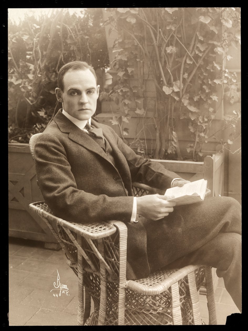 Howard Estabrook in einem Garten, 1915-16 (Silbergelatineabzug) von Byron Company