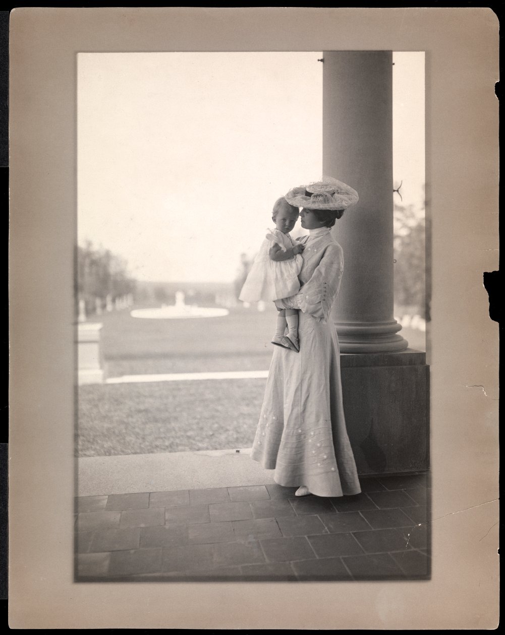 Mrs. Clarence Mackay und Kind im Portikus von Harbor Hill, Long Island 1898-1910 von Byron Company