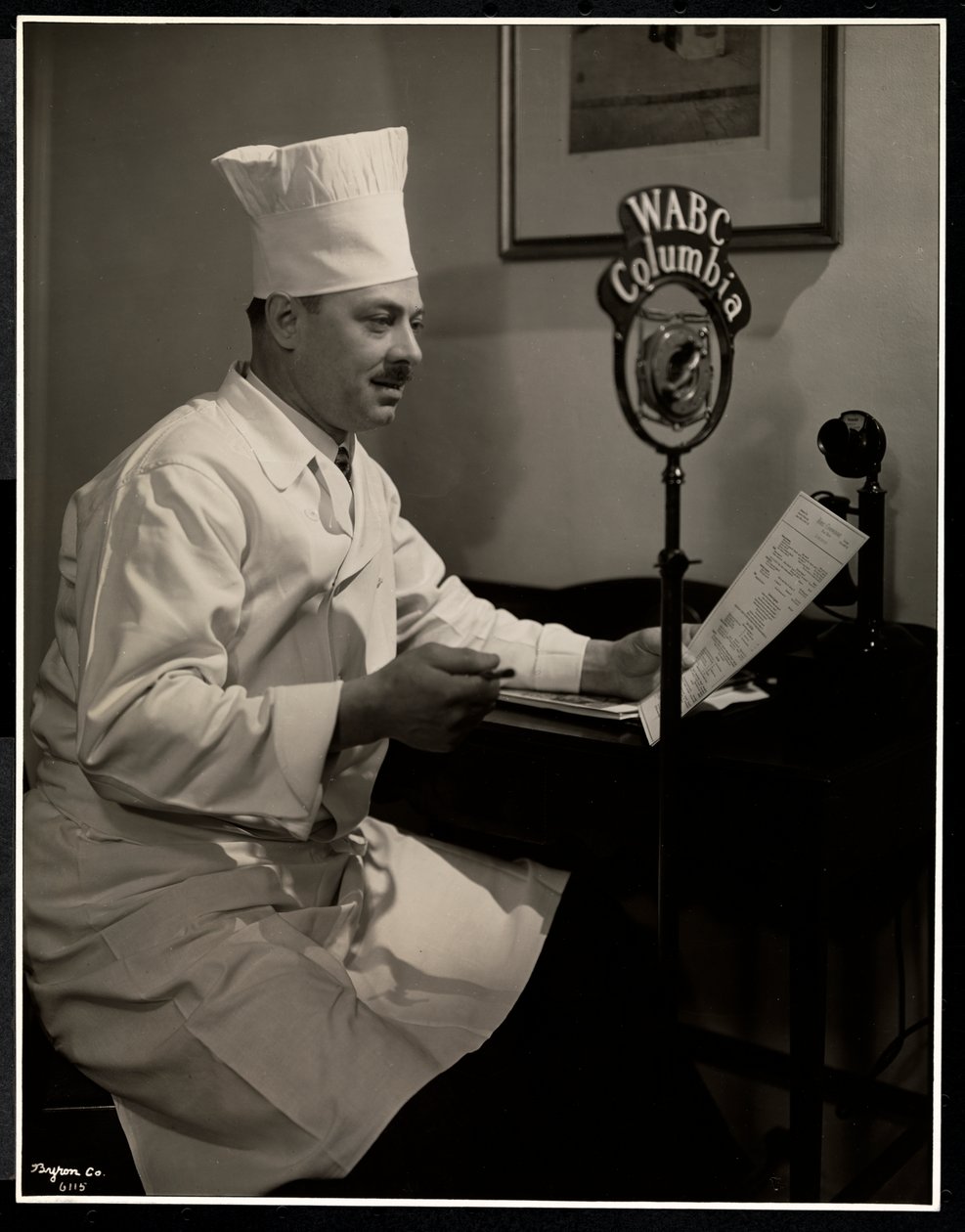 Porträt von Chef Maurice Hervieux am Mikrofon im Hotel Commodore, 1930 von Byron Company