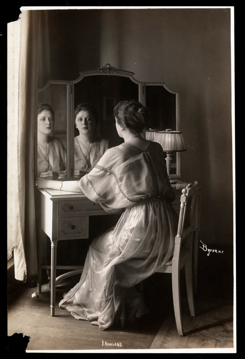 Porträt von Jobyna Howland an ihrem Schminktisch, 1908-9 von Byron Company