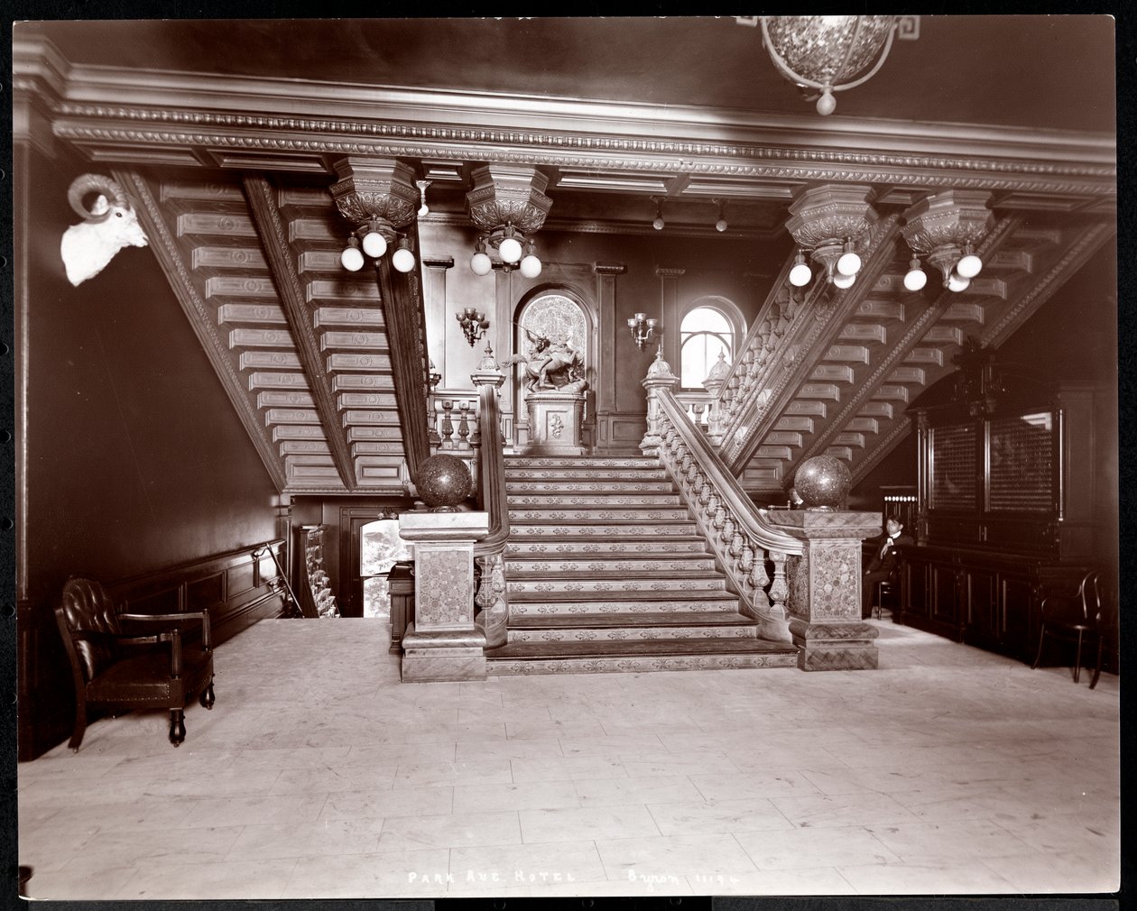 Treppe im Park Avenue Hotel, 1901 oder 1902 von Byron Company