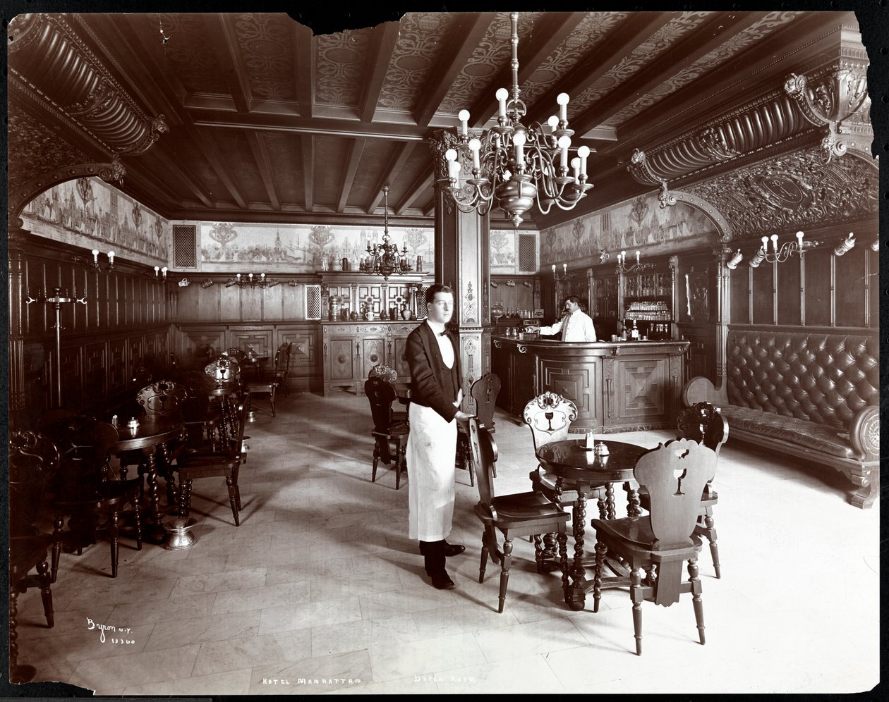 Das holländische Zimmer im Hotel Manhattan, 1902 (Silbergelatineabzug) von Byron Company