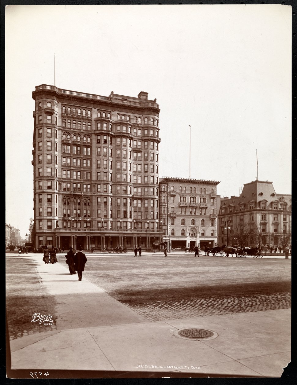 Das Hotel Savoy an der 59th Street und 5th Avenue, Blick vom Eingang zum Central Park, New York, 1898 von Byron Company