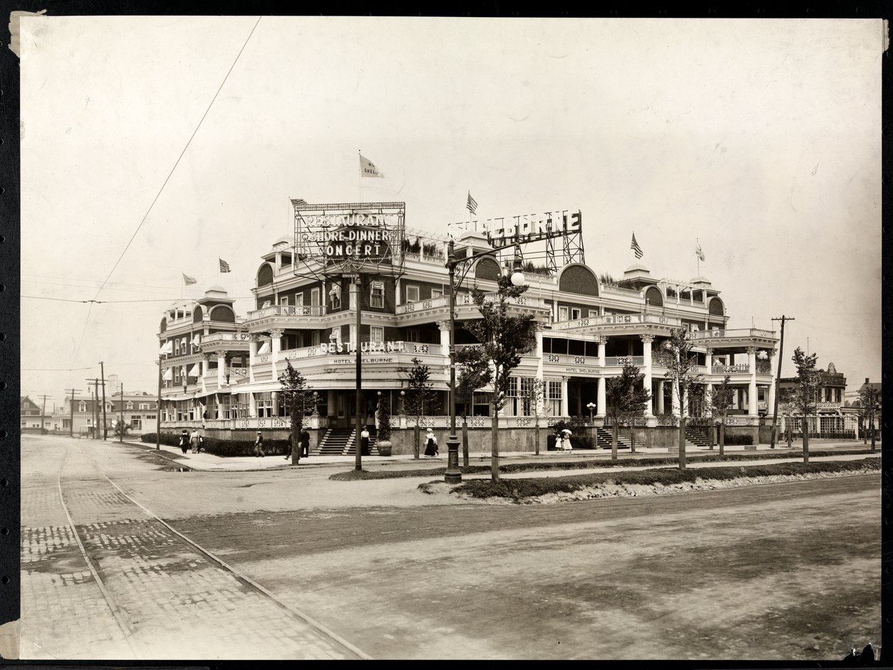 Das Hotel Shelburne an der Sea Breeze Avenue und Ocean Parkway, Coney Island, New York, ca. 1913 von Byron Company