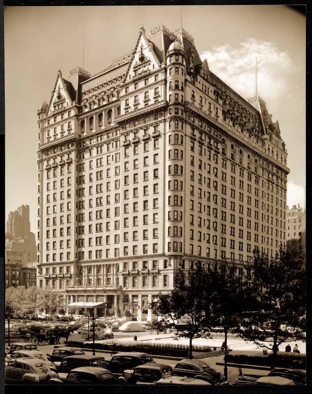 Das Plaza Hotel, 5th Avenue und 59th Street, New York, ca. 1937 von Byron Company