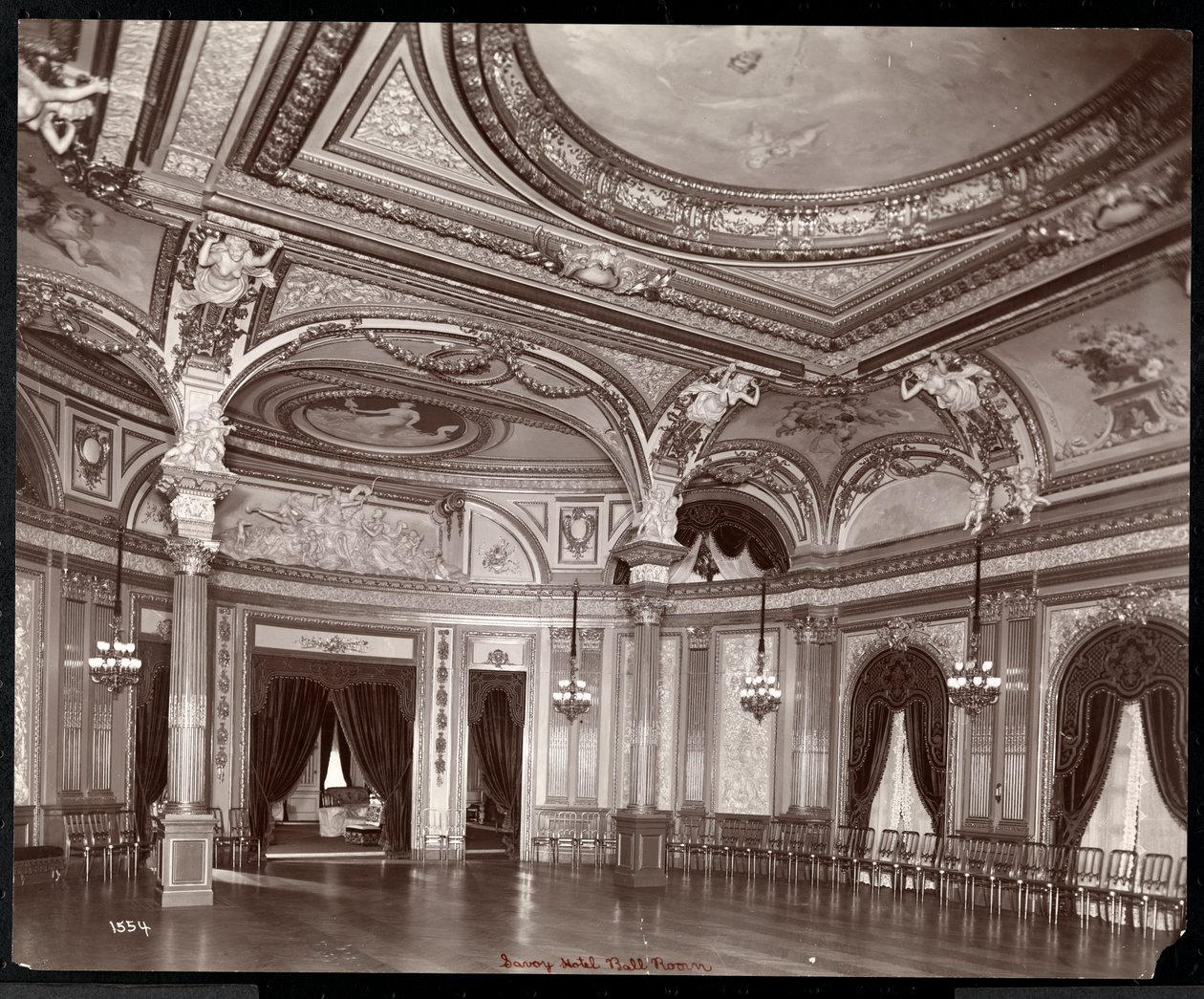 Der Ballsaal im Hotel Savoy, ca. 1895-96 von Byron Company