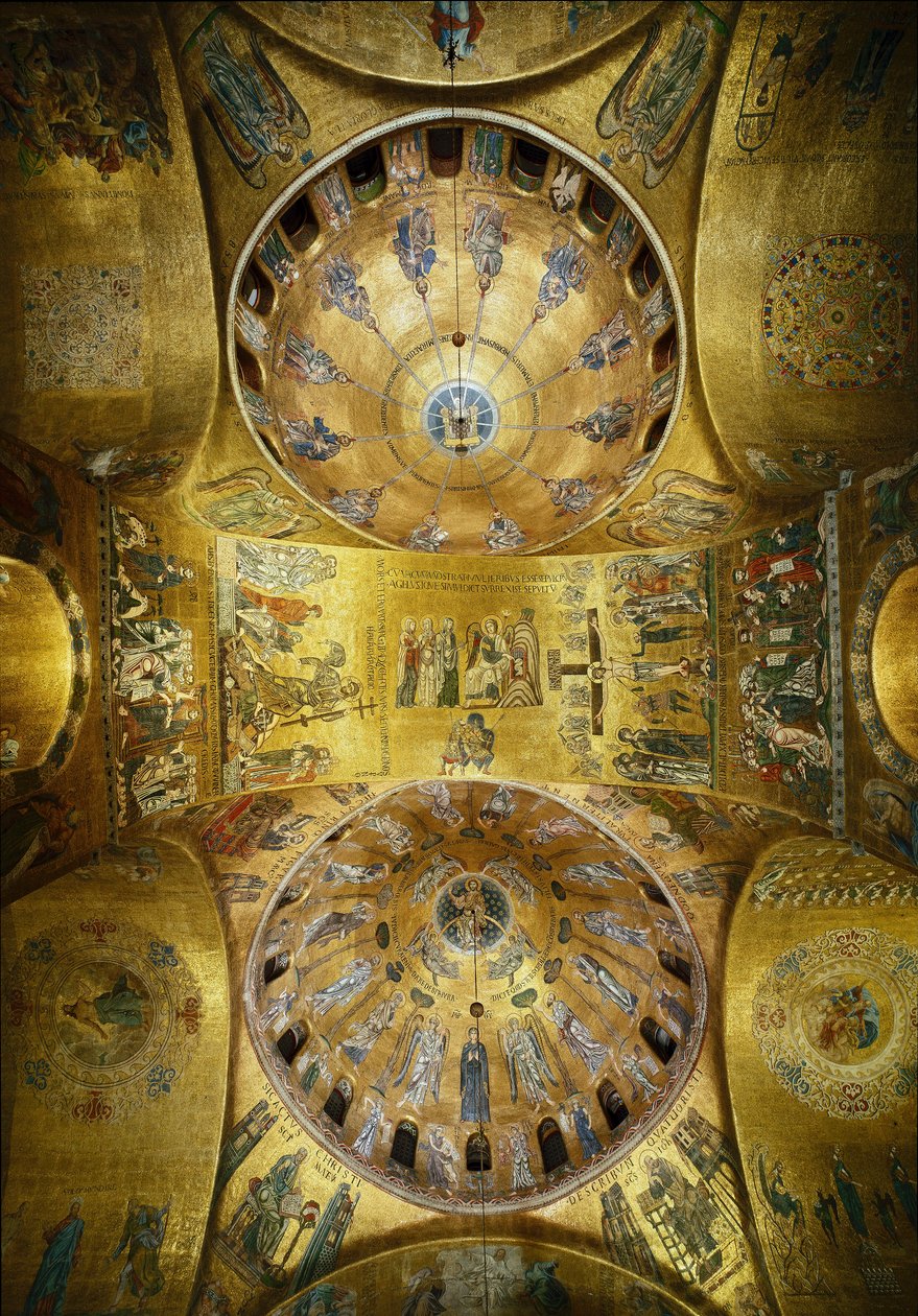 Byzantinische Architektur: Blick auf die Kuppeln mit Mosaiken auf goldenem Hintergrund (romanischer und byzantinischer Stil), die Pfingsten (1250-1300) und die Himmelfahrt (frühes 13. Jahrhundert) darstellen. Basilika San Marco, Venedig von Byzantine