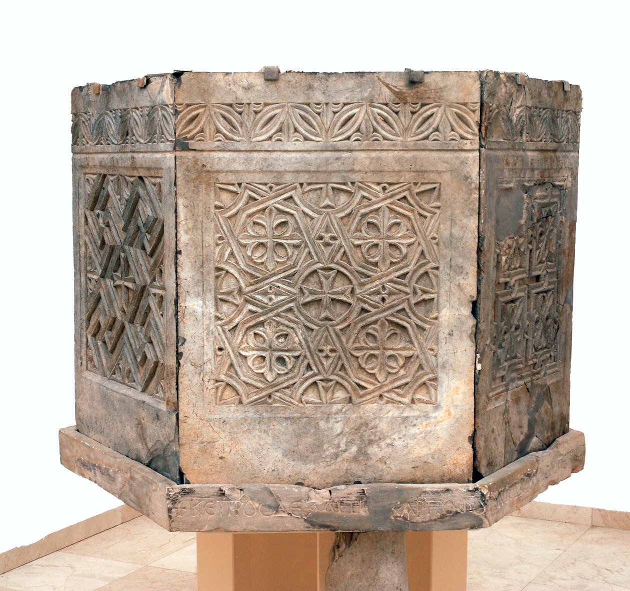Ambo aus der byzantinischen Kirche des Heiligen Theodoros, Beit Sila, Jerusalem, 6. Jahrhundert n. Chr. von Byzantine Byzantine