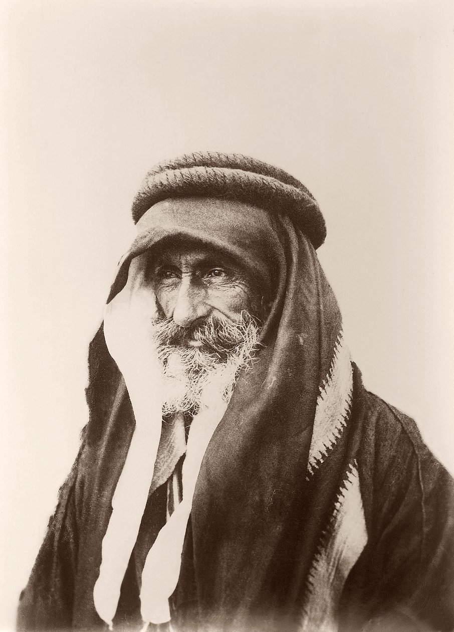 Porträt von Scheich Khalil Senaah (vor einer Wand) in Kerak, ca. 1895-99 von C.A. Hornstein