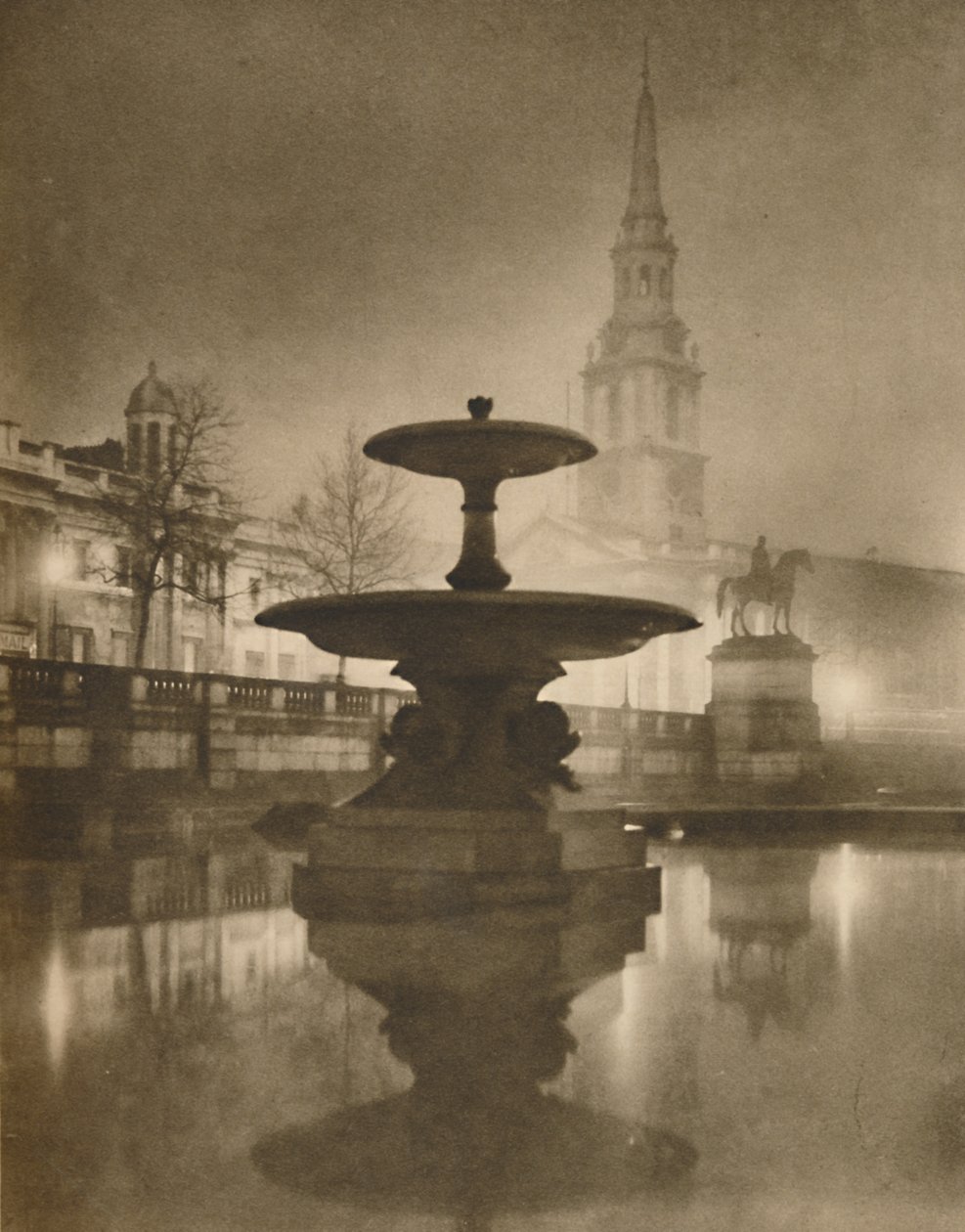 Nachtregen hat die Gehwege in einen Spiegel der Reflexionen verwandelt, ca. 1935 von Calkin