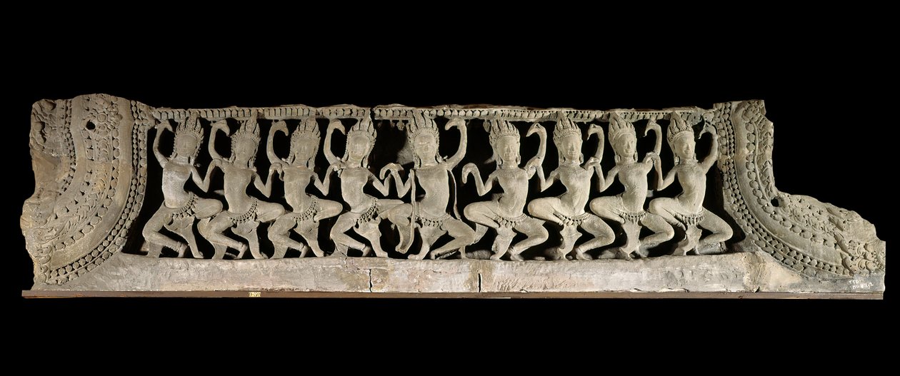 Künste der Khmer (Ferner Osten). Unteres Giebelfeld: neun tanzende Apsaras. Flachrelief in Gres, spätes 12. - frühes 13. Jahrhundert. Bayon-Stil. aus Kambodscha, Bayon-Tempel. Paris, Musée Guimet - Musée national des Arts Asiatiques. von Cambodian