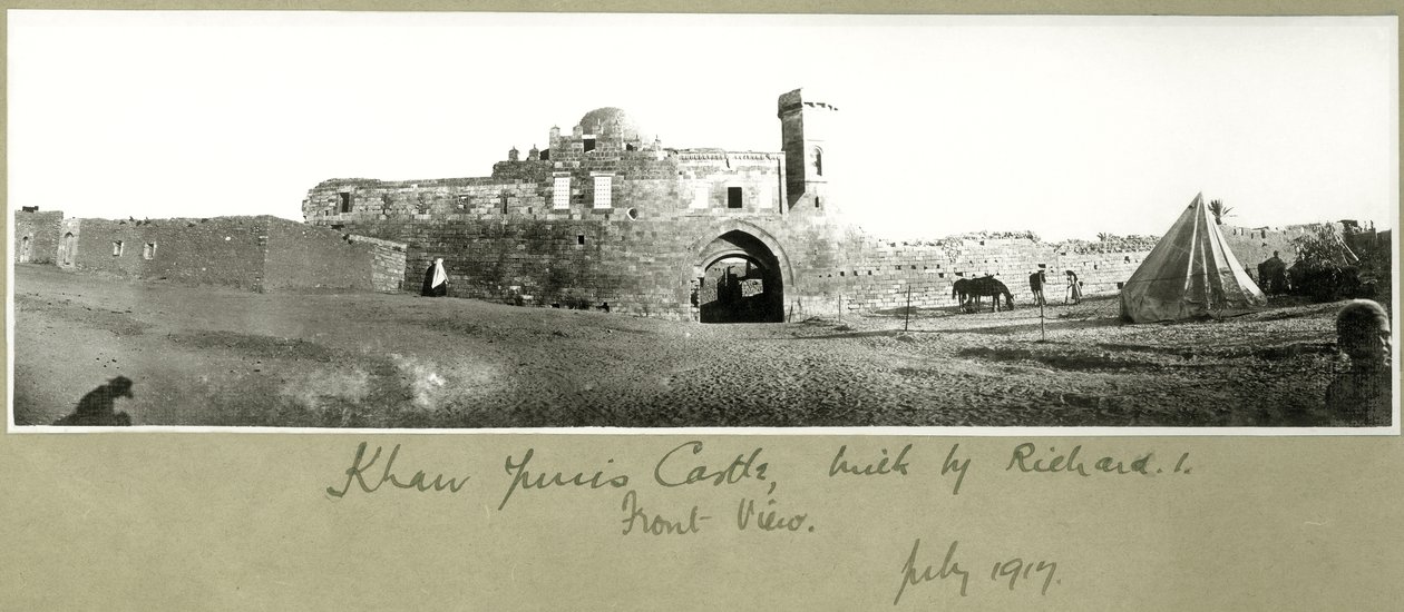 Vorderansicht der Burg Khan Yunis, gebaut von Richard I., Juli 1917 von Capt. Arthur Rhodes