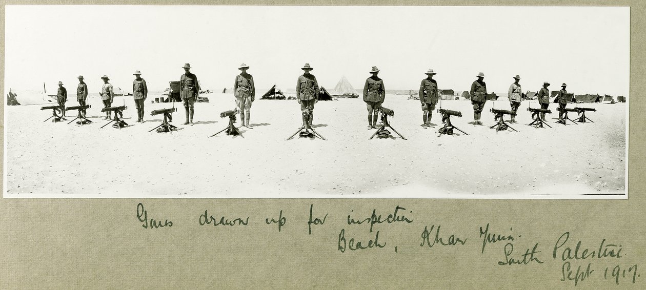 Zur Inspektion aufgestellte Kanonen am Strand, Khan Yunis, September 1917 von Capt. Arthur Rhodes