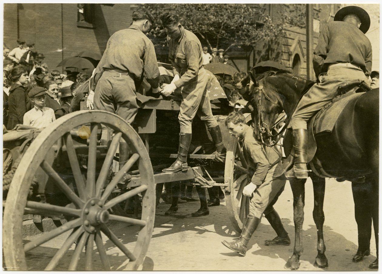 Horizontales Sepia-Foto, das uniformierte Männer zeigt, die einen in die amerikanische Flagge gehüllten Gegenstand, möglicherweise einen Sarg, aus einem offenen Wagen entladen. Eine Menschenmenge schaut vom Bürgersteig aus zu von Carl Michel