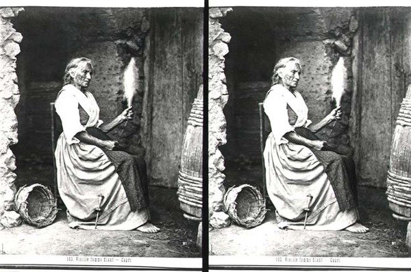 Alte Frau beim Spinnen, Capri, ca. 1865 (s/w Foto) von Carlo Naya