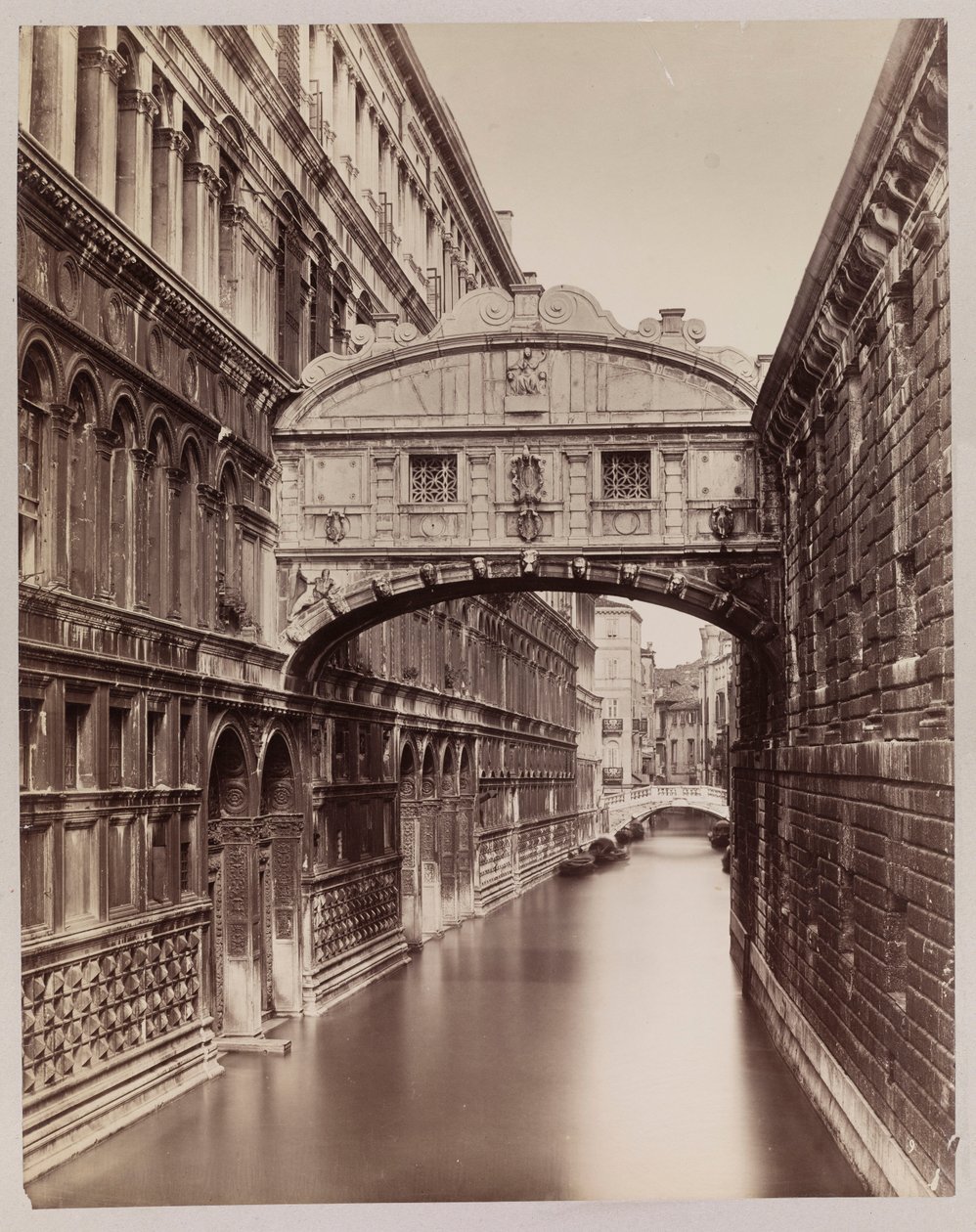 Venedig. Blick auf die Seufzerbrücke von der Ponte della Paglia von Carlo Naya