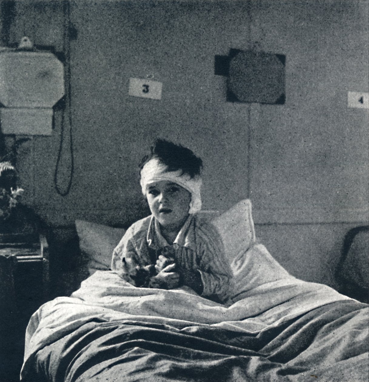 Ein kleines Kind, das leicht atmet und sein Leben in jedem Glied spürt, was sollte es wissen von Cecil Beaton