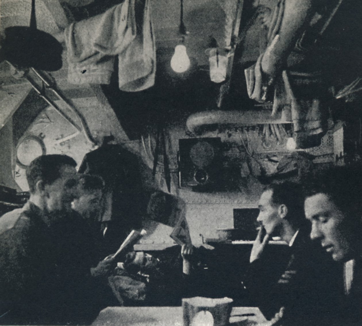 Funktionale Nutzung des Raums auf dem Mannschaftsdeck, 1941 von Cecil Beaton