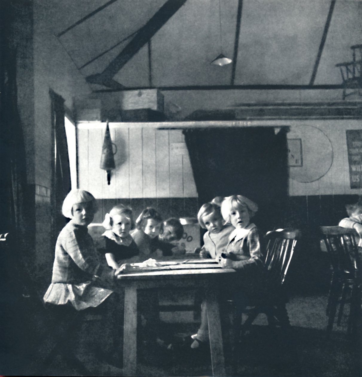 Unterricht für Londoner Kinder im Dorfgemeinschaftshaus, 1941 von Cecil Beaton