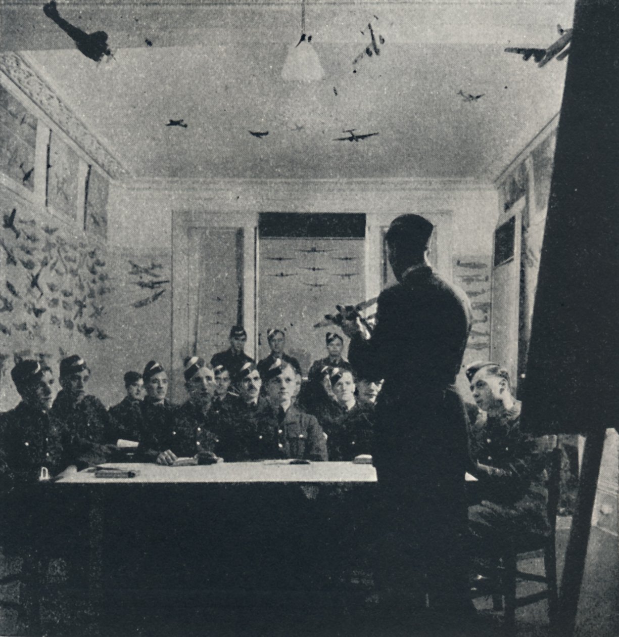 Die Grundlage der Ausbildung: Flugzeugerkennung von Cecil Beaton