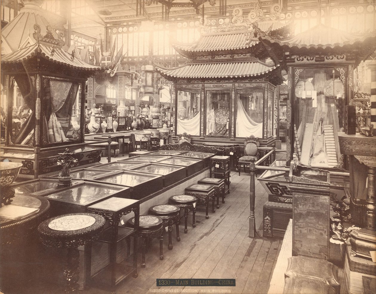 Chinesischer Abschnitt - Hauptgebäude, Philadelphia Centennial Exposition von Centennial Photographic Co.