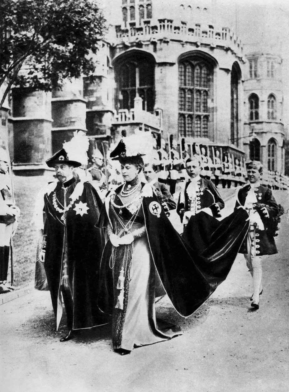 König George V. und Königin Mary in den Roben der Ritter des Hosenbandordens, Windsor, 1937 von Central Press