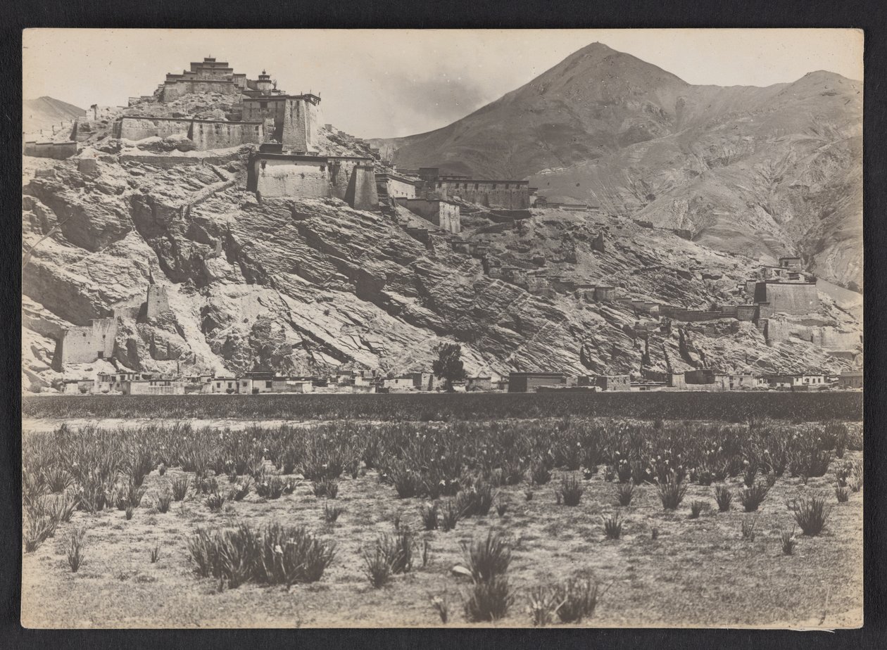 Die Festung (Dzong) in Gyantse von Charles Alfred Bell