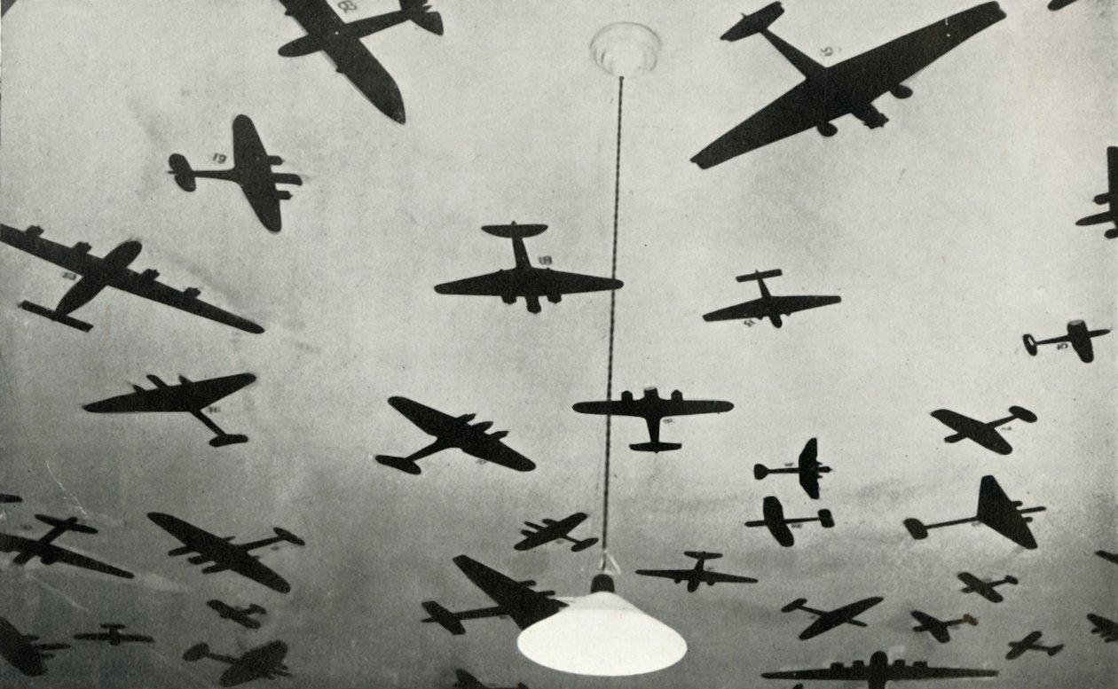 Silhouetten von Militärflugzeugen...an einer RAF-Schule während des Zweiten Weltkriegs, 1941 von Charles Brown