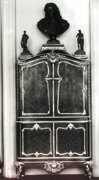 Schrank mit einer Büste von Louis von Orléans (1703-52) von Charles Cressent
