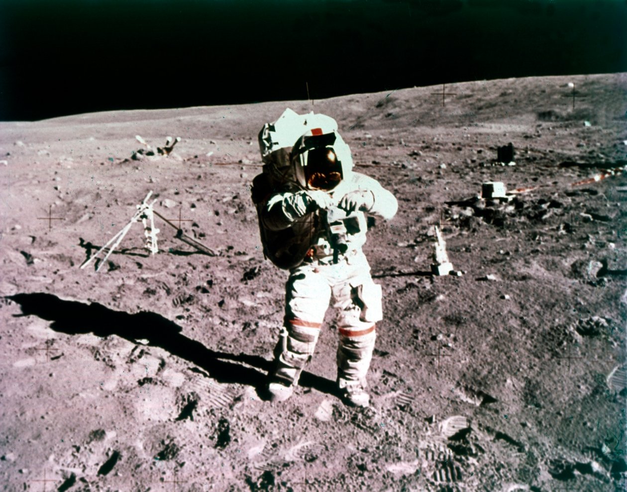 Astronaut John Young auf der Mondoberfläche, Apollo 16 Mission, 21. April 1972 von Charles Duke
