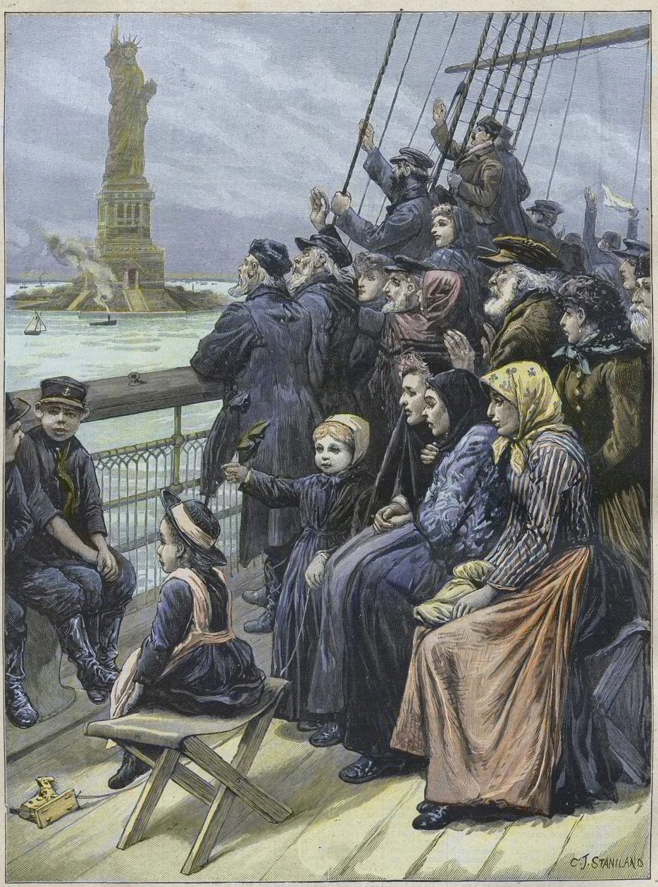 Jüdische Einwanderer kommen 1892 in New York an - Jüdische Flüchtlinge aus Russland passieren die kolossale Statue im New Yorker Hafen - Gravur von Charles Joseph Staniland von Charles J. Staniland