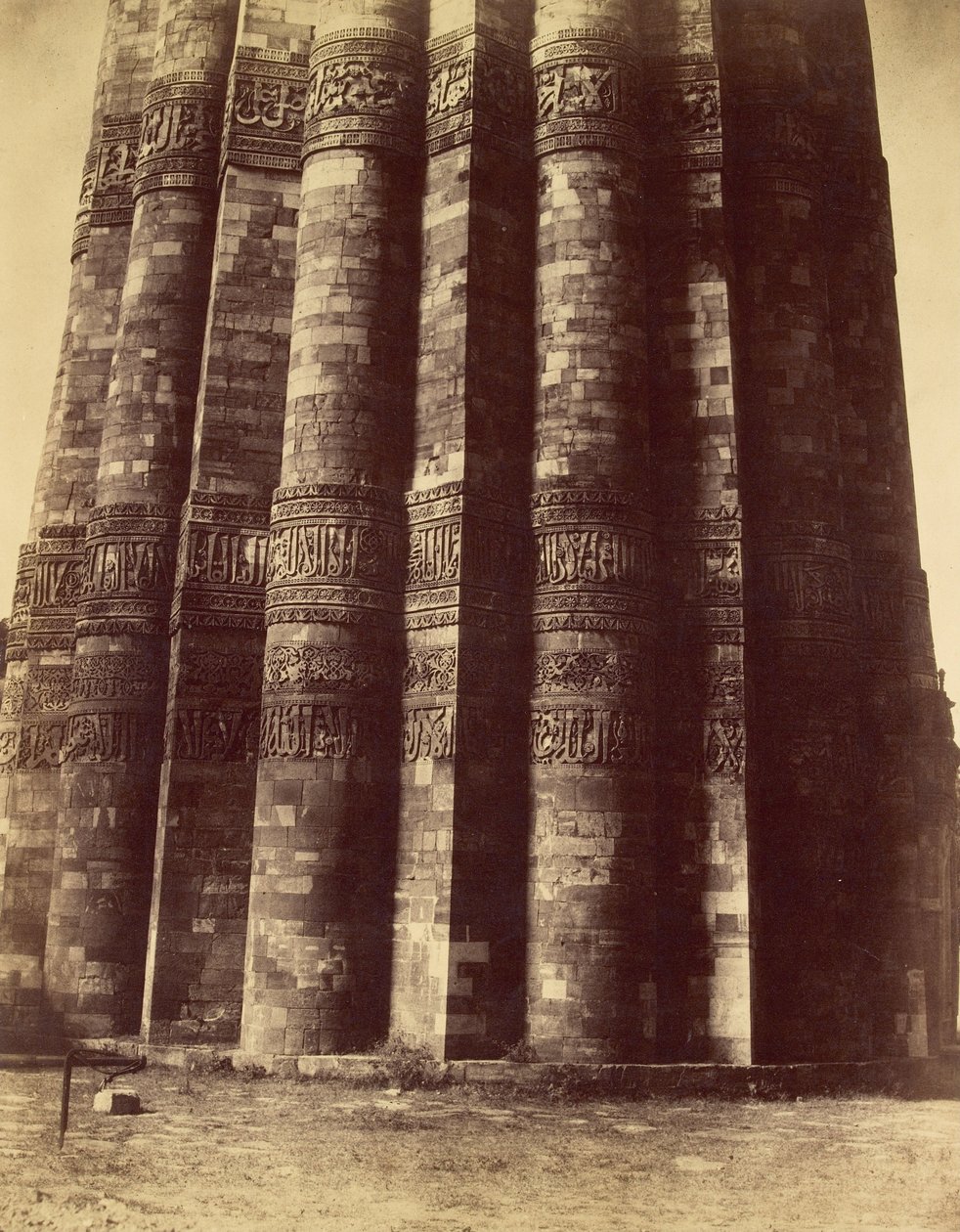 Detailansicht des Sockels der Säule von Kootub von Charles Moravia