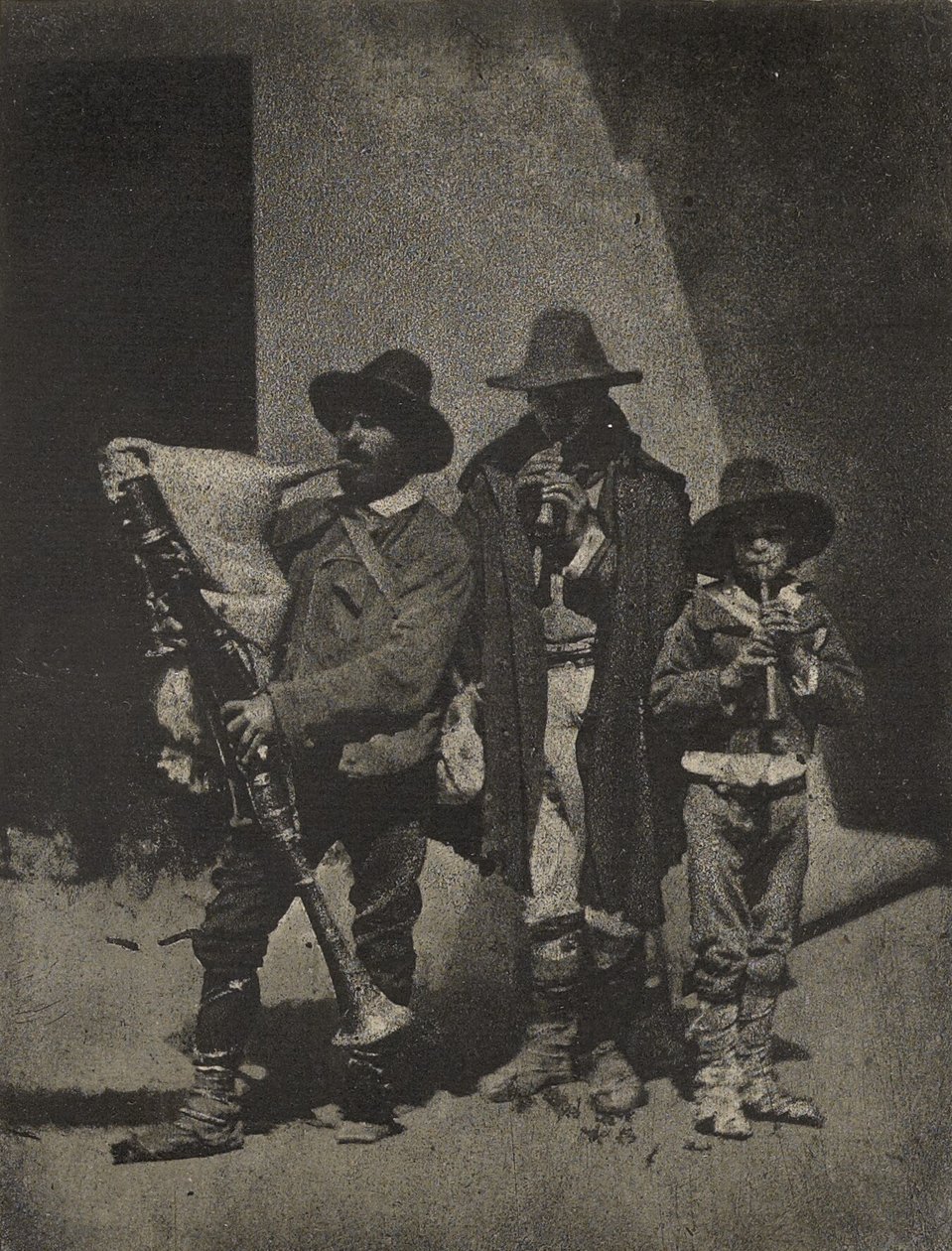 [Gruppe von drei italienischen Straßenmusikern vor dem Quai Bourbon 21, Paris] von Charles Nègre
