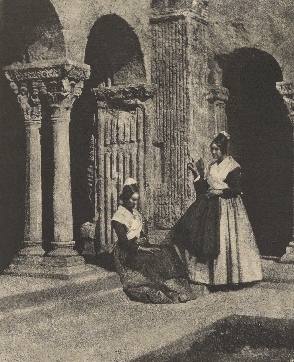 Frauen von Arles im Kreuzgang von Saint-Trophime von Charles Nègre