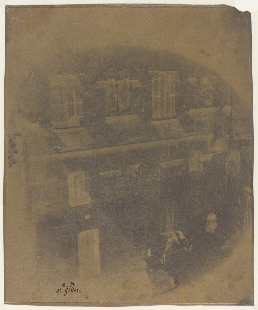 Unterer Teil der Fassade eines romanischen Hauses in Saint-Gilles du Gard, 1852 von Charles Nègre