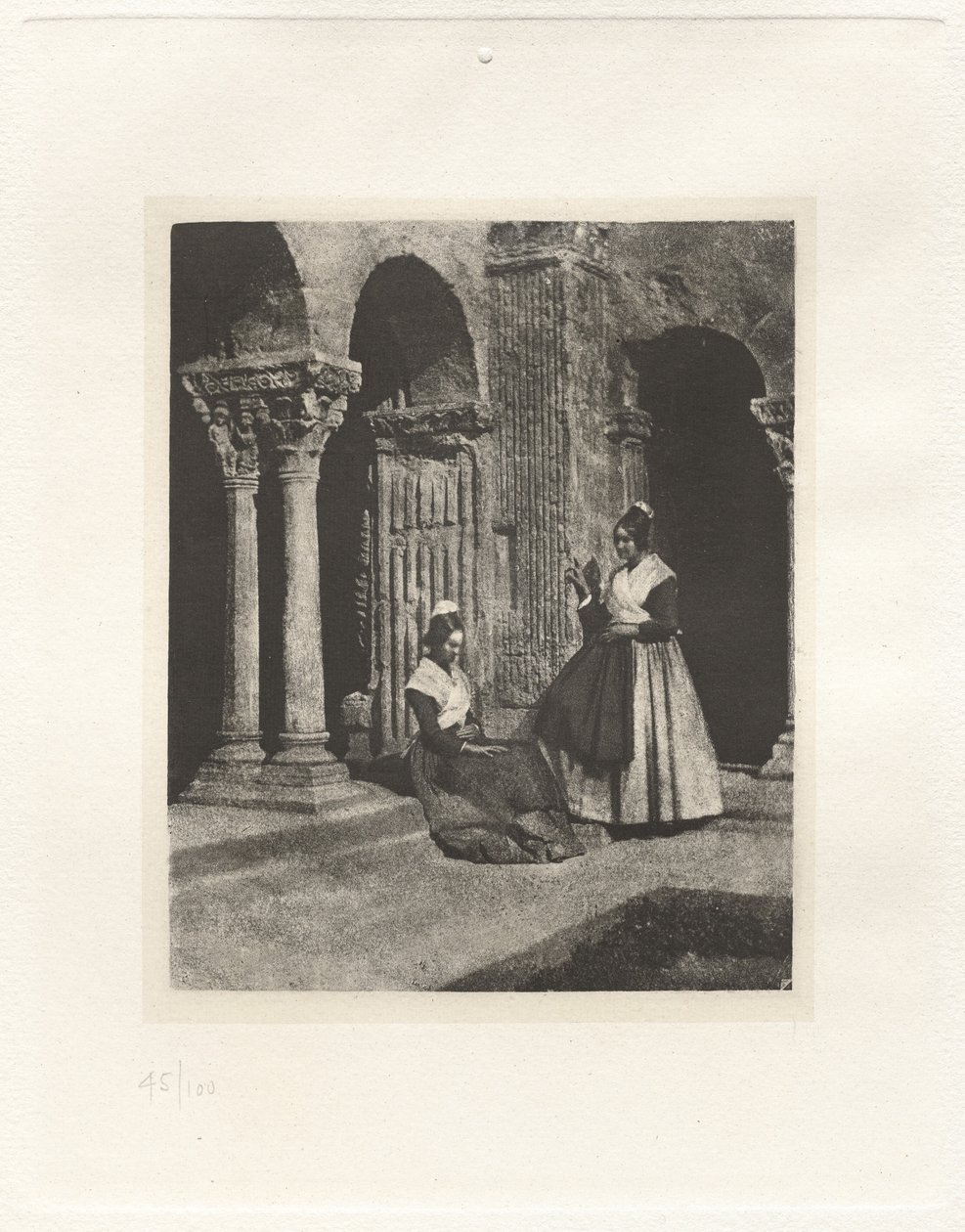 Tafel II – Zwei Arlesierinnen im Kreuzgang von Saint-Trophime von Arles von Charles Nègre, André Jammes