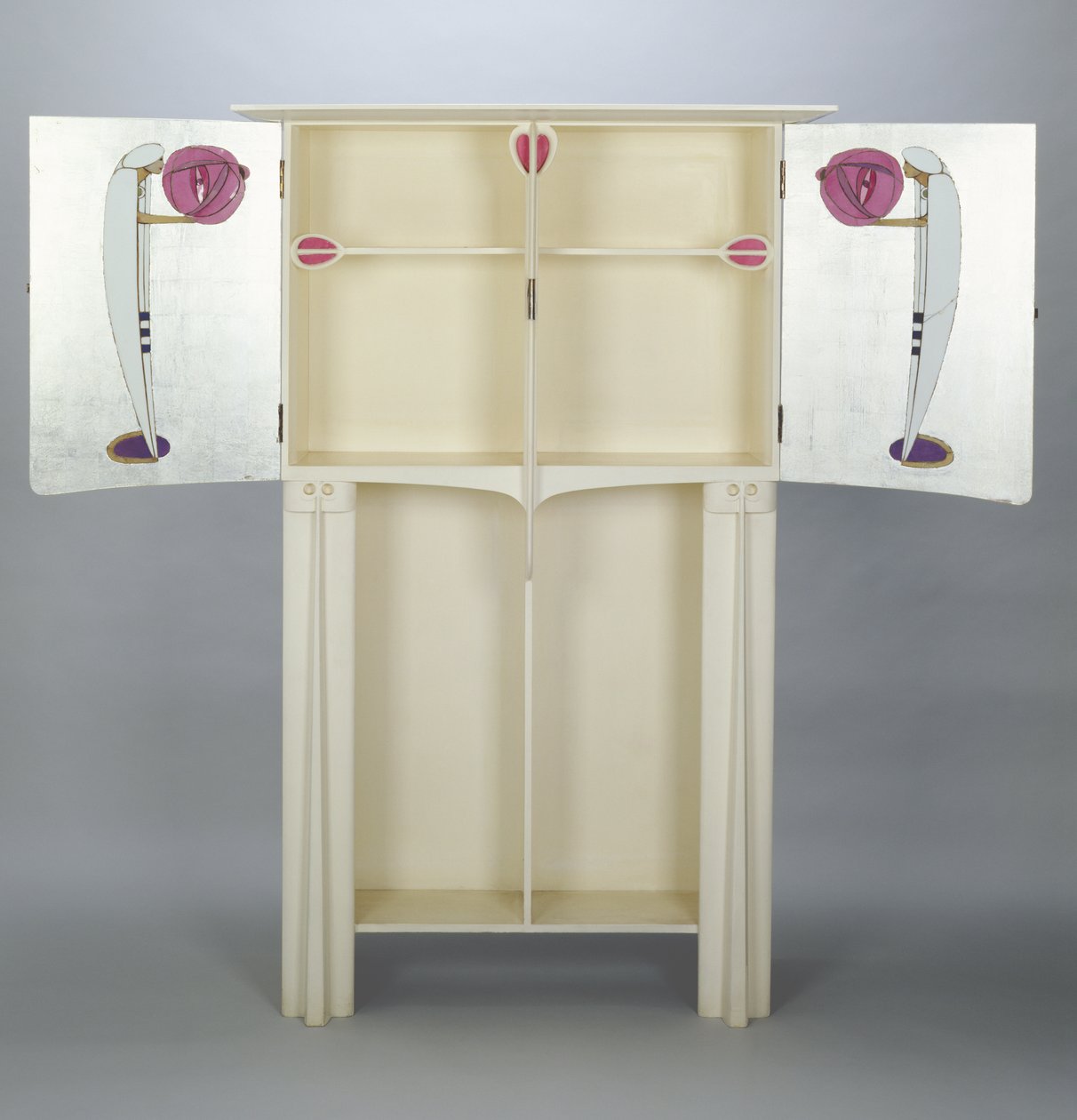 Schränke, hergestellt für 14 Kingsborough Gardens, Glasgow, 1902 von Charles Rennie Mackintosh
