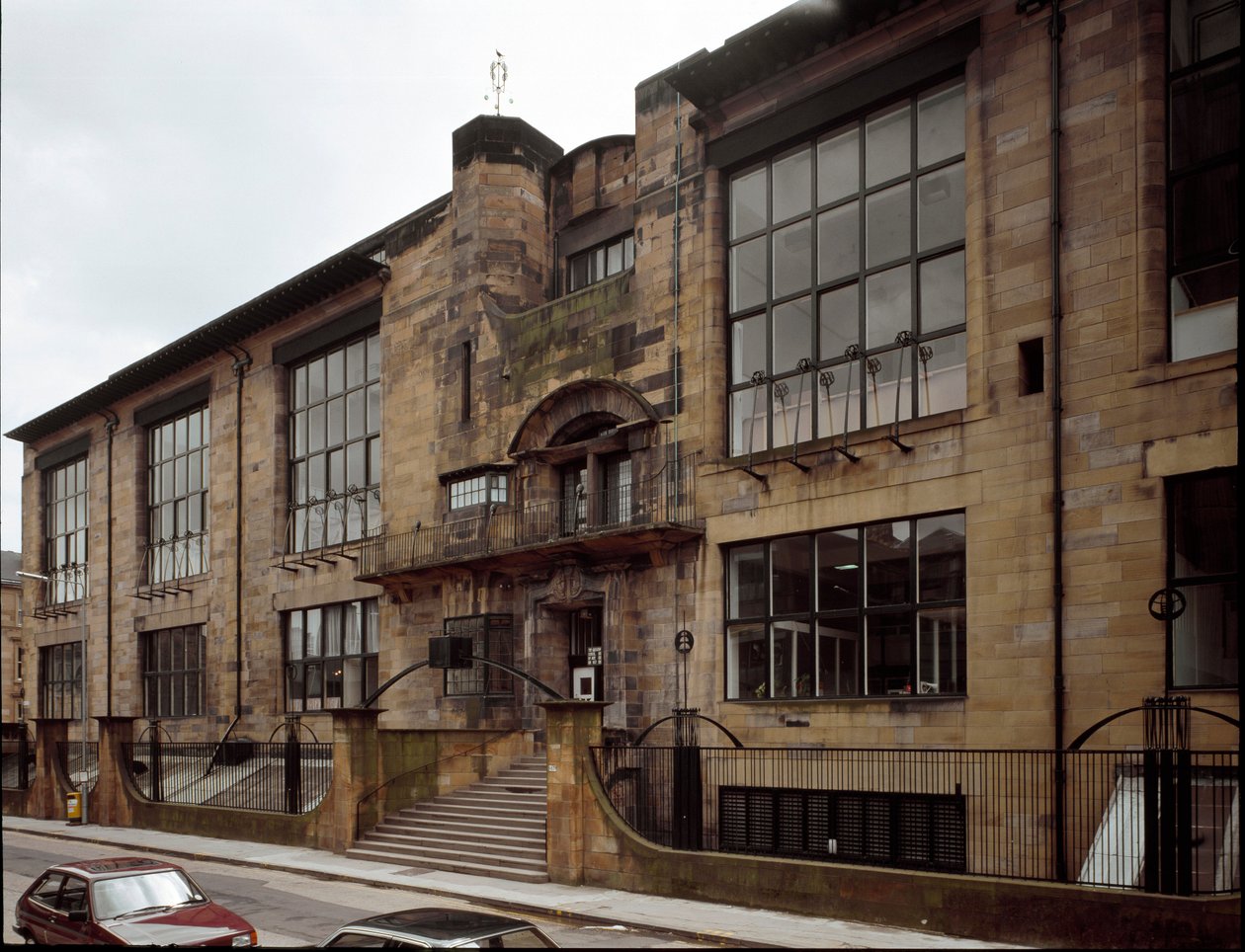 Ansicht der Kunsthochschule, entworfen von Architekt Charles Rennie Mackintosh von Charles Rennie Mackintosh